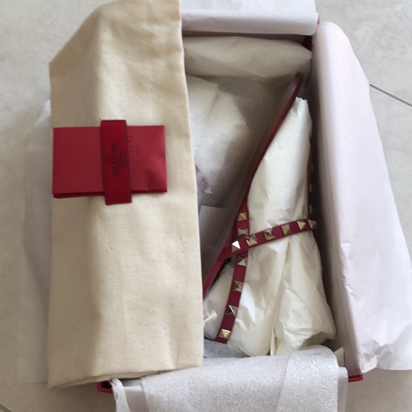 Valentino Garavani Leather Thong Sandal. Size 36 - Picture 3 of 4